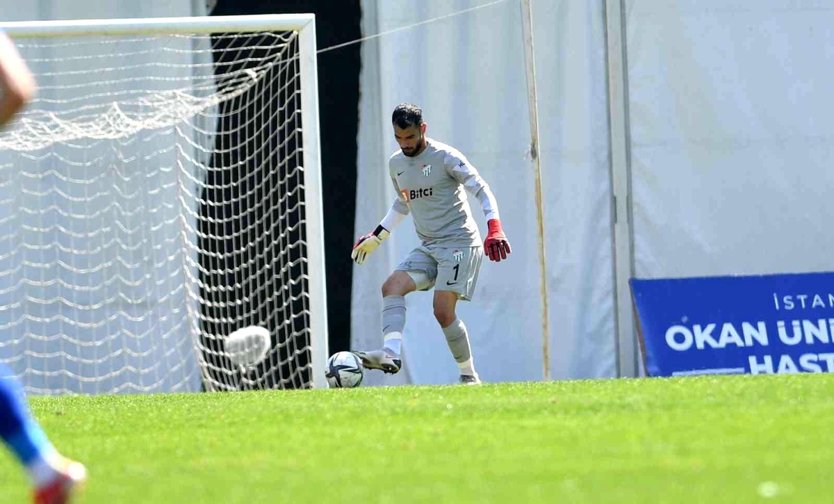 Bursaspor genç kalecisi Canberk Yurdakul\'un sözleşmesini 3 yıl uzattı