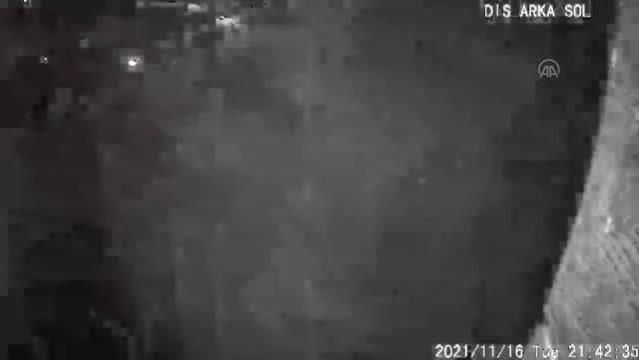 Cizre'de güvenlik korucusuna yönelik saldırıda patlayıcının infilak anı kamerada