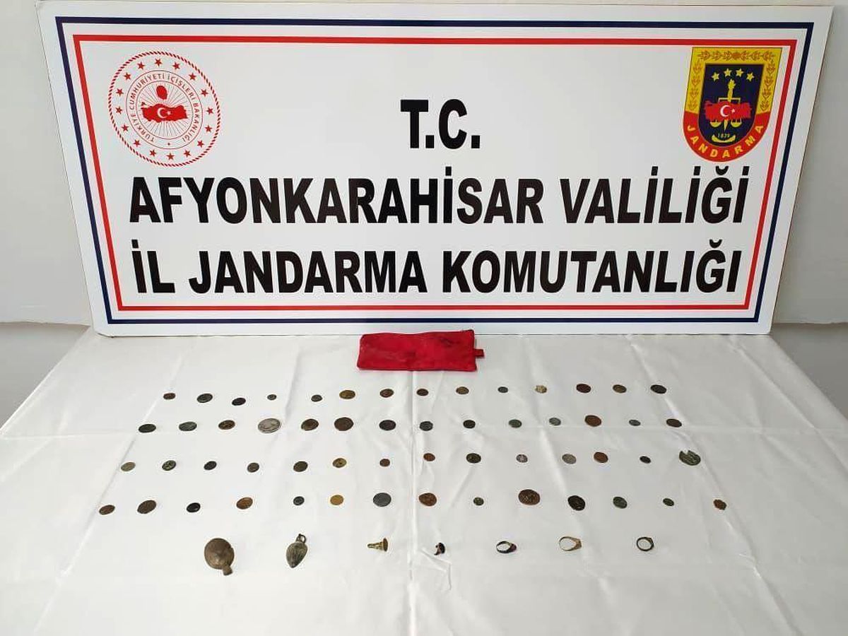 Elindeki tarihi eserlere müşteri ararken yakalandı
