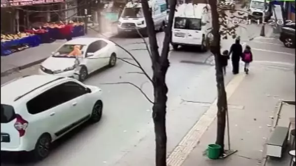 ESENYURT'TA 12 YAŞINDAKİ ÇOCUĞA OTOMOBİL ÇARPTI; KAZA ANI KAMERADA