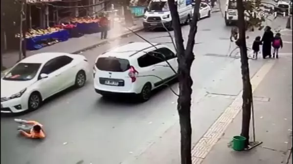 ESENYURT'TA 12 YAŞINDAKİ ÇOCUĞA OTOMOBİL ÇARPTI; KAZA ANI KAMERADA