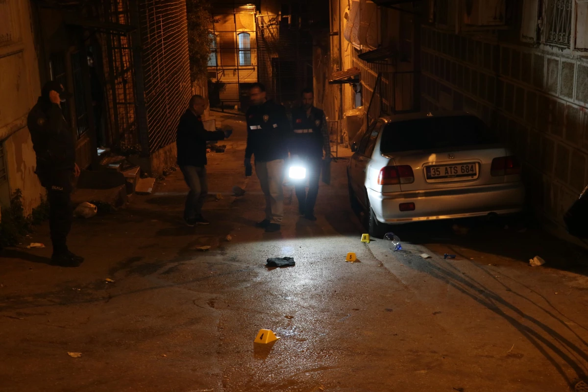 İzmir\'de \'yol verme\' tartışması silahlı ve bıçaklı kavgaya dönüştü: 6 yaralı