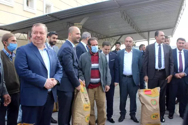 Kilis'te çiftçilere tohumluk fiğ ile arpa dağıtıldı