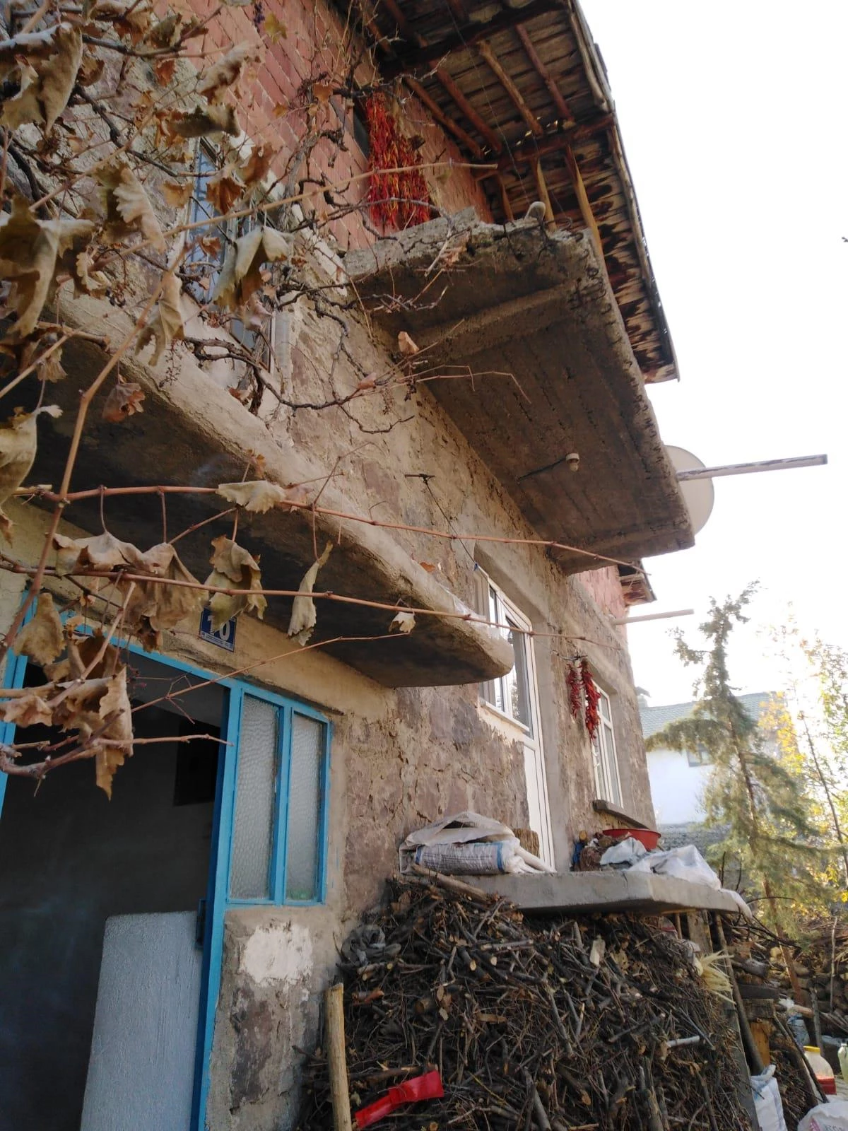 Konya\'da betonu kırılan balkondan düşen kadın hayatını kaybetti