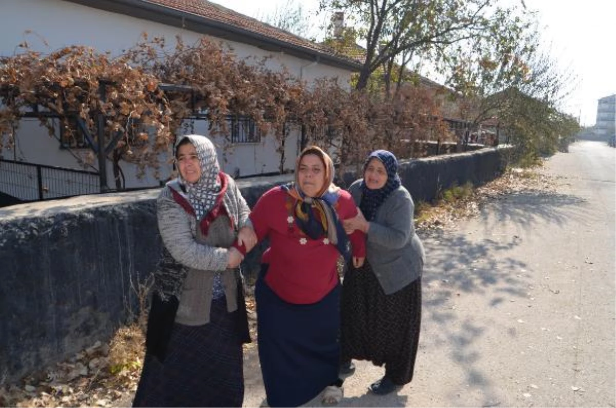 KOYUN OTLATIRKEN, MANEVRA YAPAN MİNİBÜSÜN ALTINDA KALIP SÜRÜKLENDİ