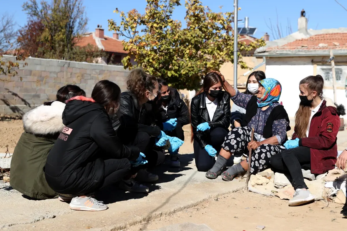 Liseli kızlar yaşlıları ziyaret edip bahçelerinde güz temizliği yapıyor