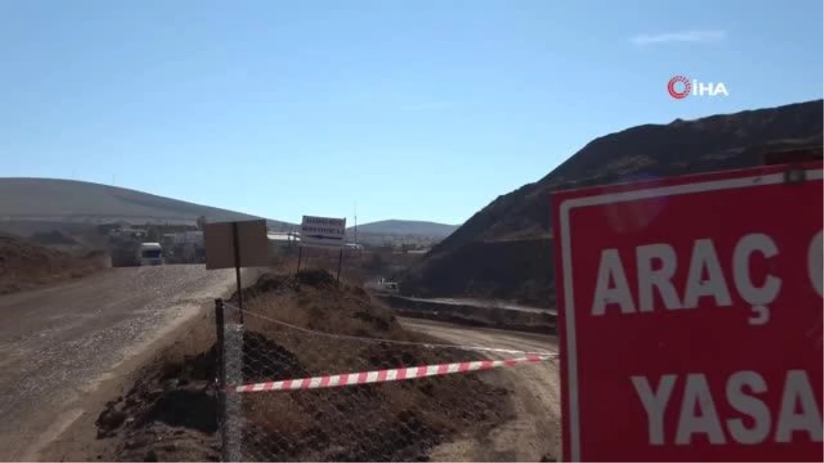 Maden firması arazisini gasp ettiği iddiasında bulunan vatandaş, tepki olarak yola çelik ağ ördü