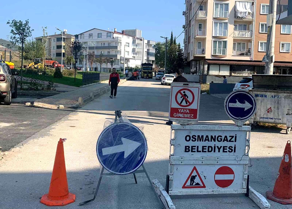 Osmangazi\'de bozulan yollar asfaltla yenileniyor