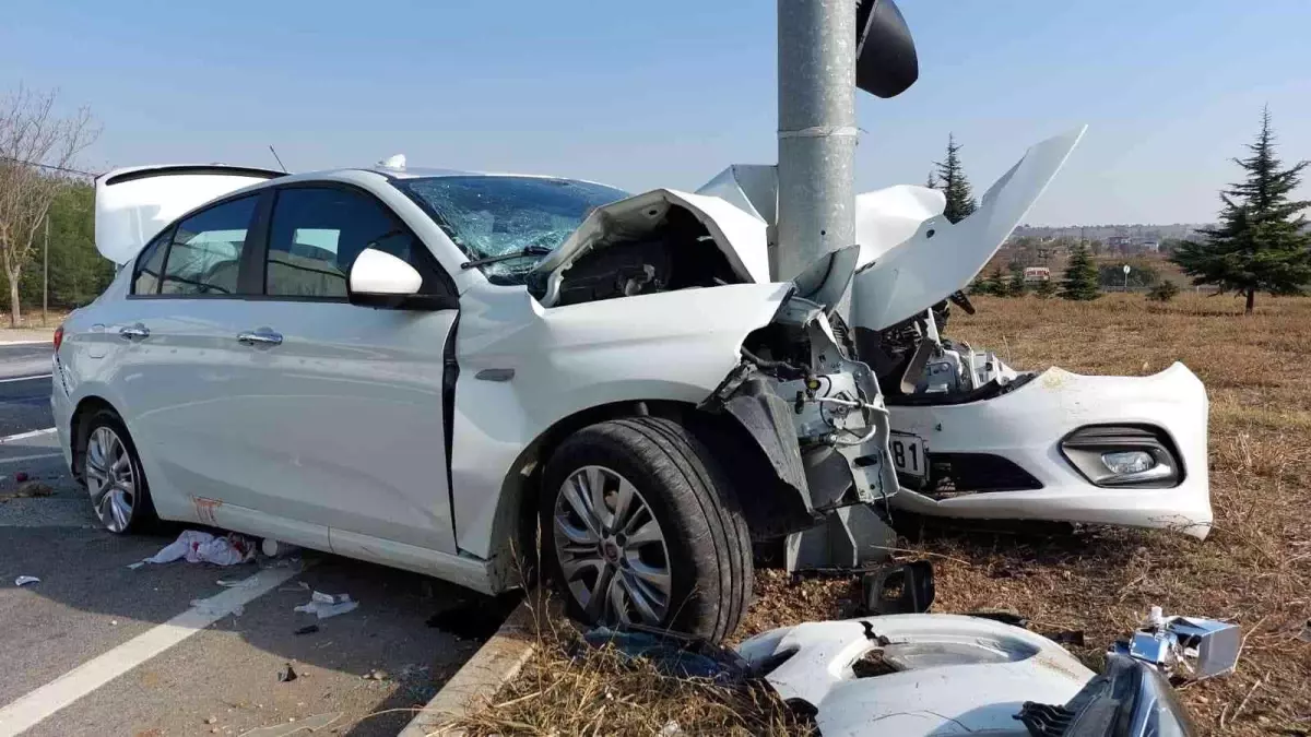 Otomobilin çarpmasıyla savrulan araç trafik ışıklarına çarptı