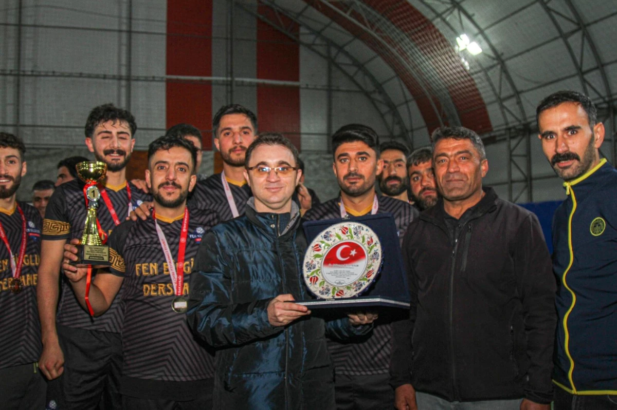 Özalp Belediyesinin düzenlediği mahalleler arası futbol turnuvası sona erdi