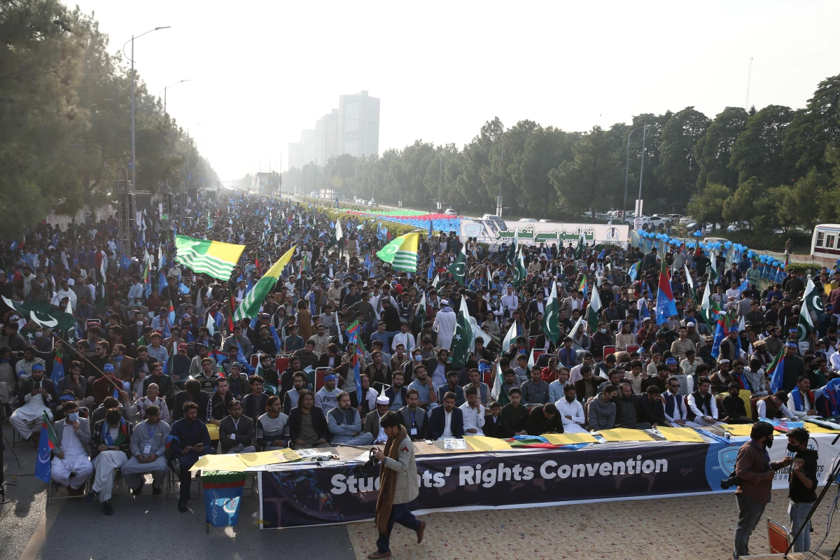 Pakistan\'da 10 bin öğrenci, eğitimin iyileştirilmesi için protesto düzenledi