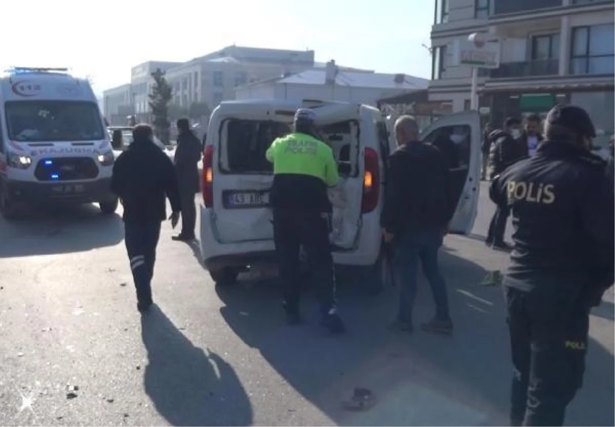 POLİS ARACINA ARKADAN ÇARPAN MOTOSİKLETTEKİ 2 KİŞİ YARALANDI