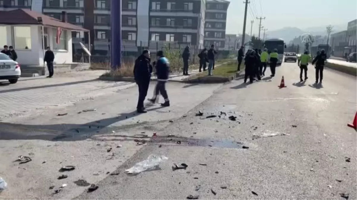 Son dakika haber | Polis aracına çarpan motosikletteki 2 kişi yaralandı