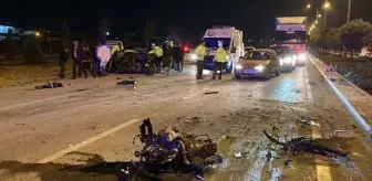 Refüjdeki yön levhasına çarpan otomobilin motoru yerinden fırladı: 1 ölü, 5 yaralı