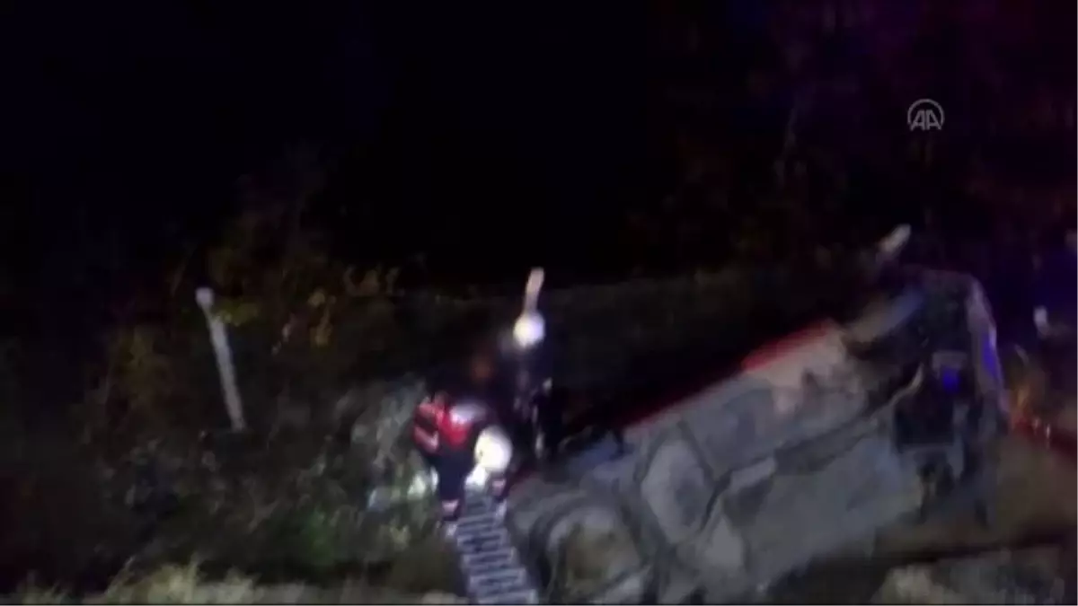 Şarampole devrilen otomobildeki 2 kişi yaralandı
