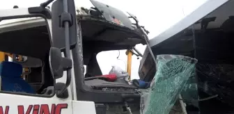 Servis aracı ile vinç çarpıştı: 2 yaralı