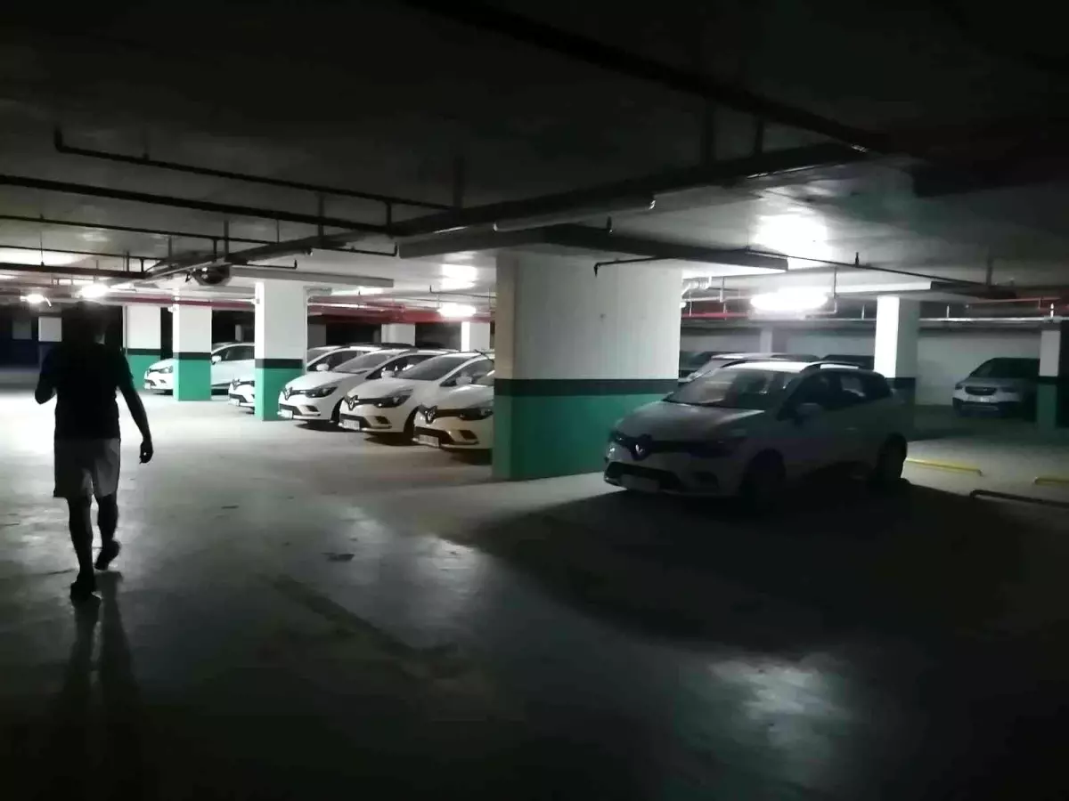 Sıfır otolar rezidansların otoparklarında stoklanıyor