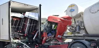 Tıra arkadan çarpan beton mikserinin şoförü araçta sıkıştı