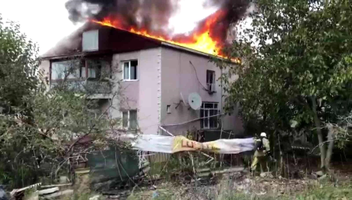 Üsküdar\'da 2 katlı binanın çatısı alev alev yandı