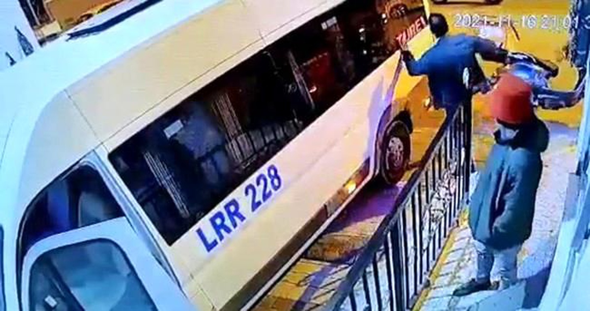 Yanlış parka sinirlendi, motosikleti tekmeleyerek devirdi