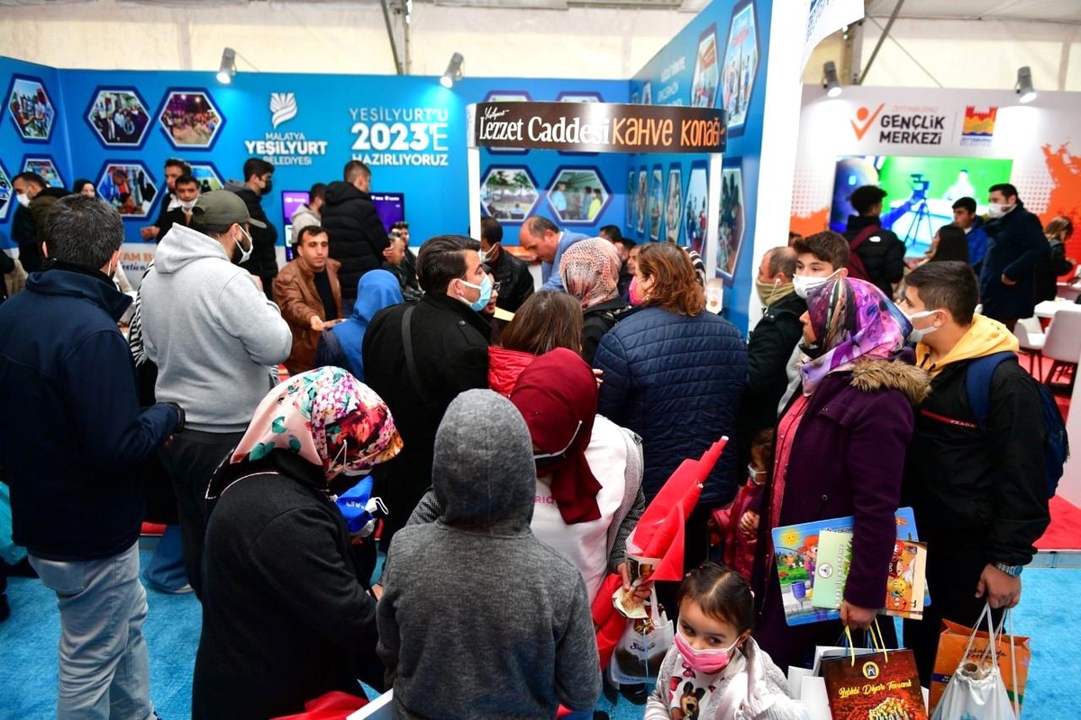 Yeşilyurt\'ta gençlik festivalindeki etkinlikleri büyük ilgi görüyor