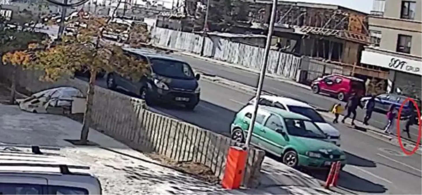 Yola fırlayan çocuğa otomobilin çarptığı anlar kamerada