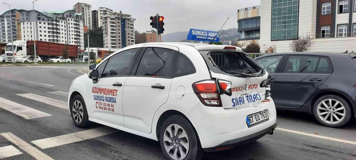 2 aracın karıştığı kazada maddi hasar meydana geldi