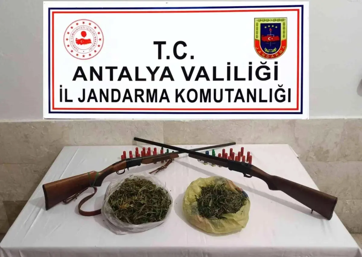 Antalya\'da uyuşturucu operasyonunda 2 gözaltı