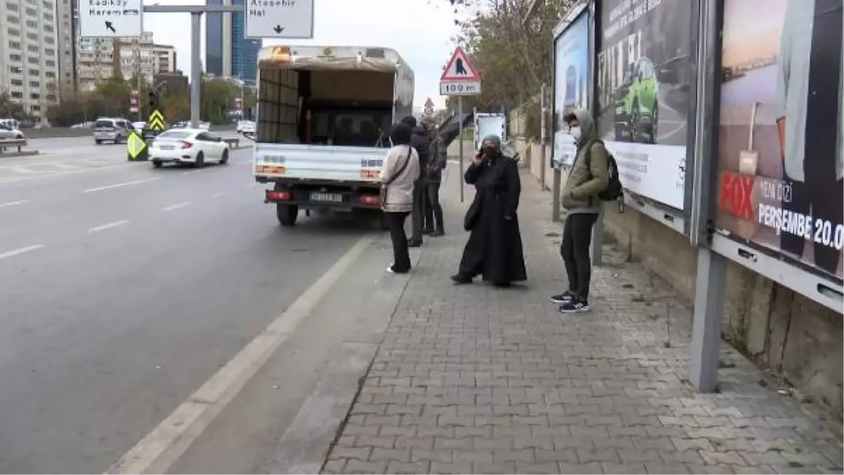 Son dakika gündem: (Ölen kişinin fotoğraflarıyla) ATAŞEHİR\'DE OTOMOBİL OTOBÜS DURAĞINA DALDI; 1 ÖLÜ 2 YARALI