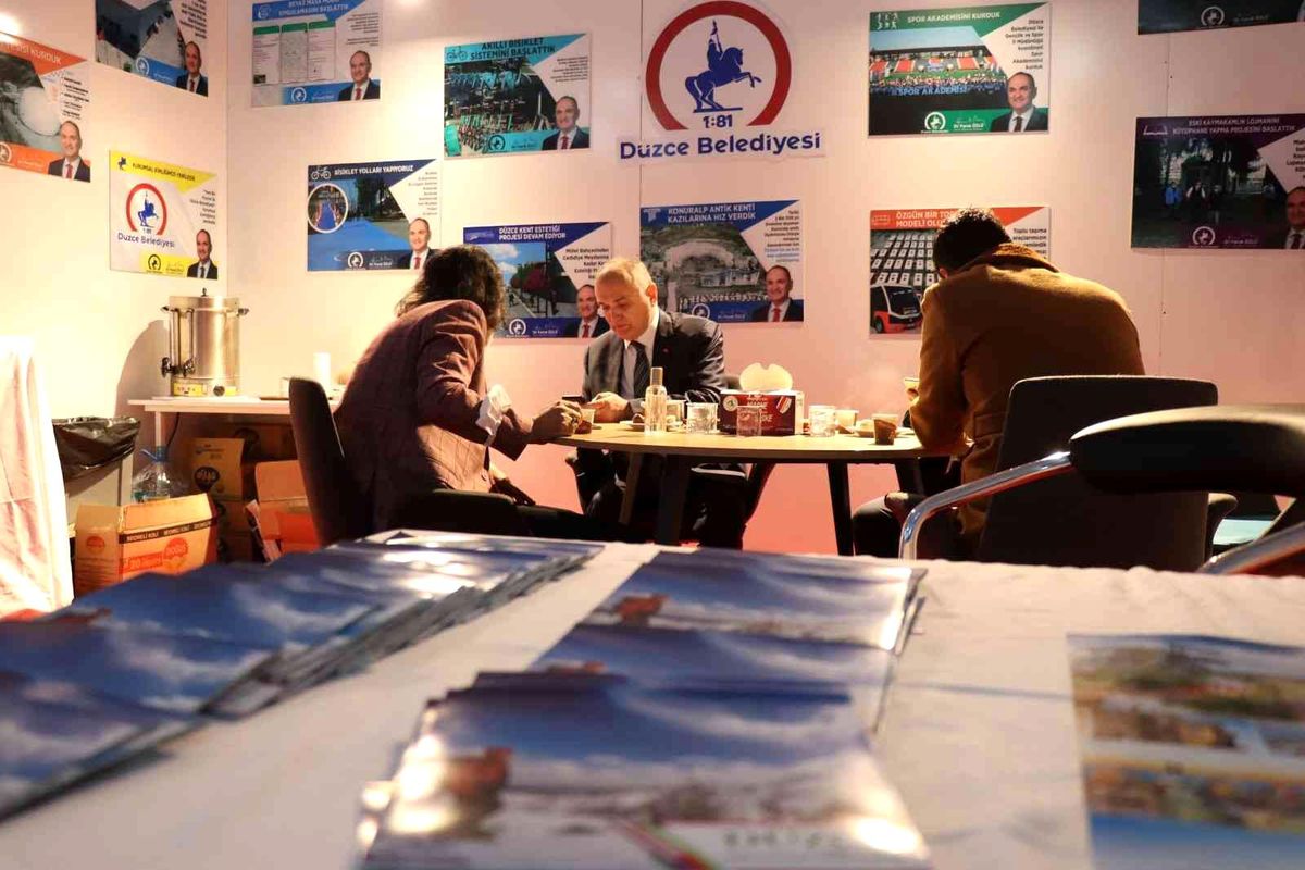 Başkan Özlü, Düzce standında misafirlerini ağırladı