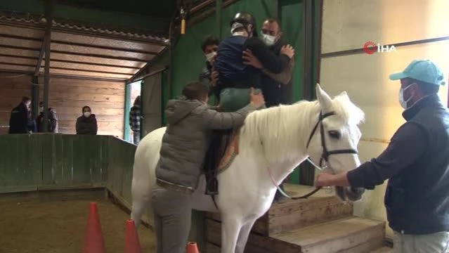 Beykoz'da atlı terapi ile engelli çocuklar şifa buluyor