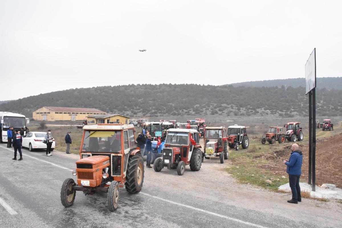 Bilecik\'te köylerine OSB kurulmasını istemeyen bölge sakinleri traktörlerle eylem yaptı