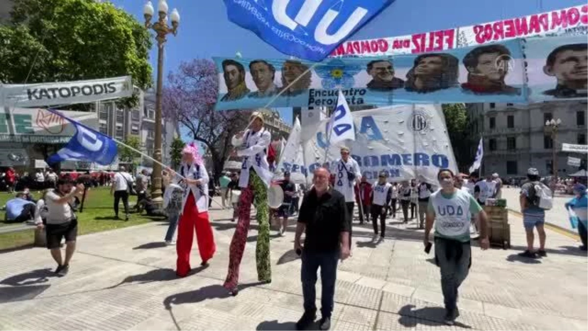 BUENOS AIRES - Arjantin\'de binlerce kişi hükümete destek gösterisi düzenledi