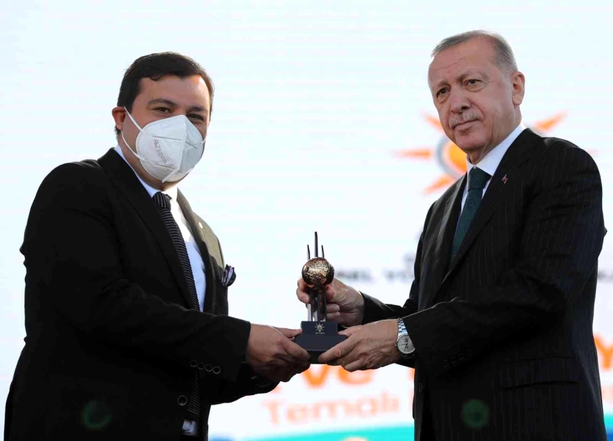 Cumhurbaşkanı Erdoğan\'dan Uşak Belediye Başkanı Çakın\'a ödül