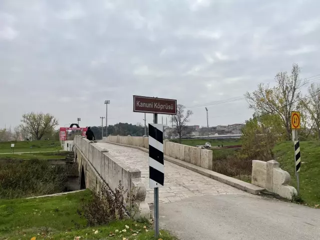 Tarihi köprünün yakınına çelik konstrüksiyon yaya köprüsü yapılıyor