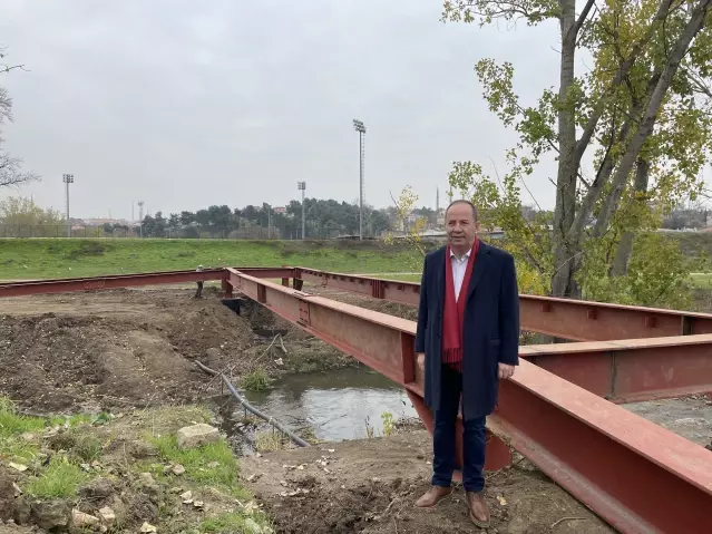 Tarihi köprünün yakınına çelik konstrüksiyon yaya köprüsü yapılıyor