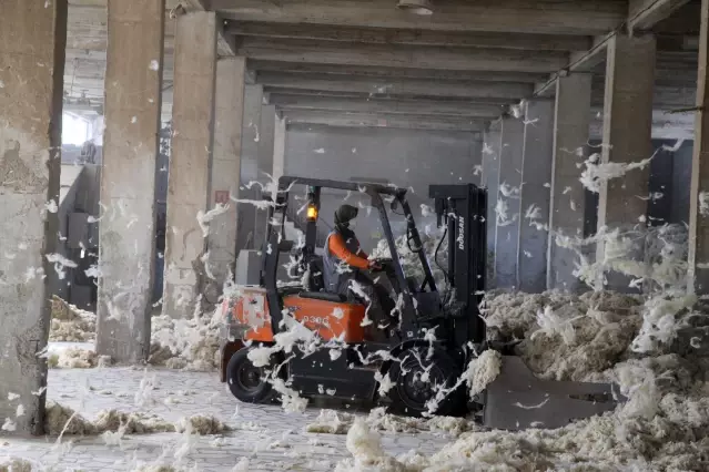 Forklift operatörü iki kadın fabrikanın yükü nü taşıyor