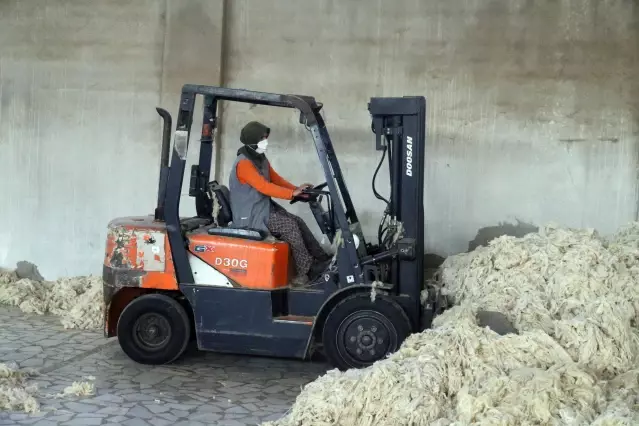 Forklift operatörü iki kadın fabrikanın yükü nü taşıyor