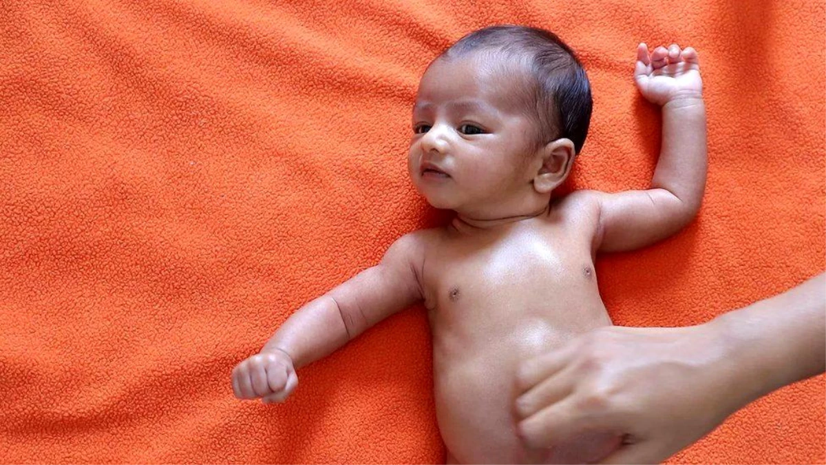 Güney Asya\'da bebeklerin hayatını kurtaran yüzlerce yıllık gelenek: Faydalı yağlarla yapılan bebek masajı