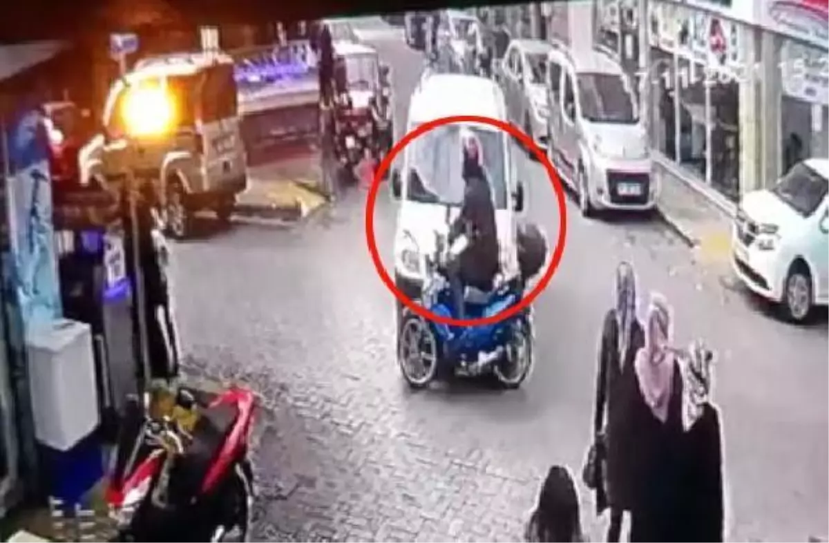 Son dakika haberleri: HAFİF TİCARİ ARAÇ İLE MOTOSİKLETİN ÇARPIŞTIĞI KAZA KAMERADA