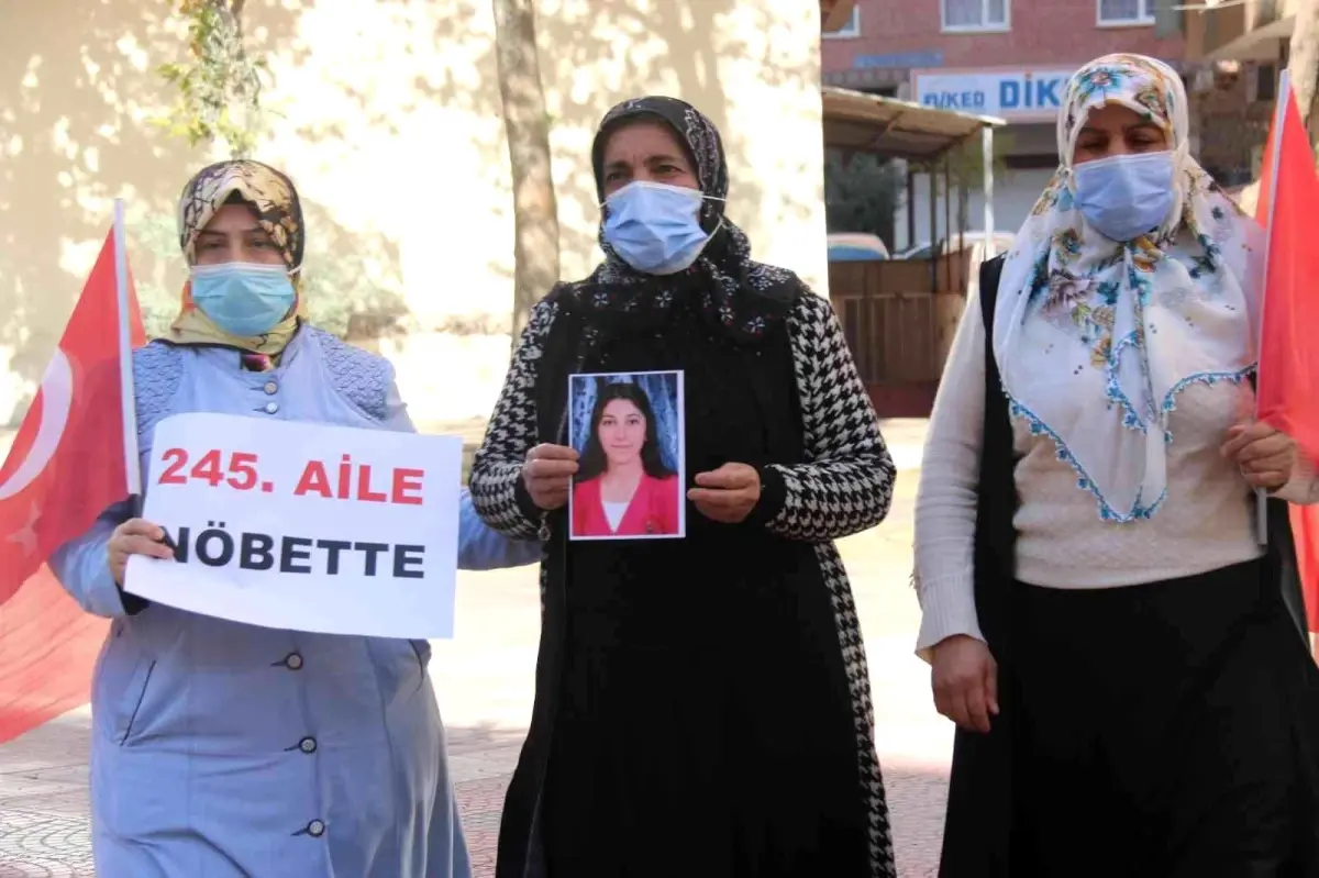 Hakkarili anne, 8 yıldır PKK\'nın elinde olan kızı için evlat nöbetine dahil oldu