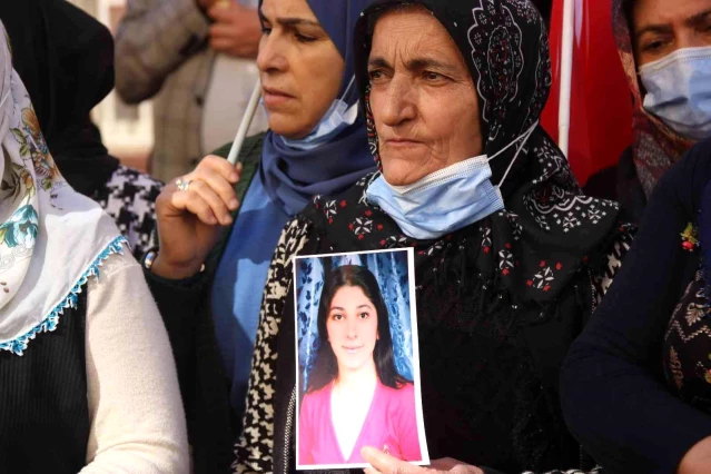 Hakkarili anne, 8 yıldır PKK'nın elinde olan kızı için evlat nöbetine dahil oldu