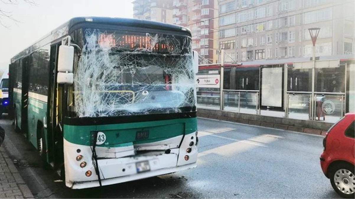 Halk otobüsünün durakta bekleyen otobüse çarpması sonucu 13 kişi yaralandı