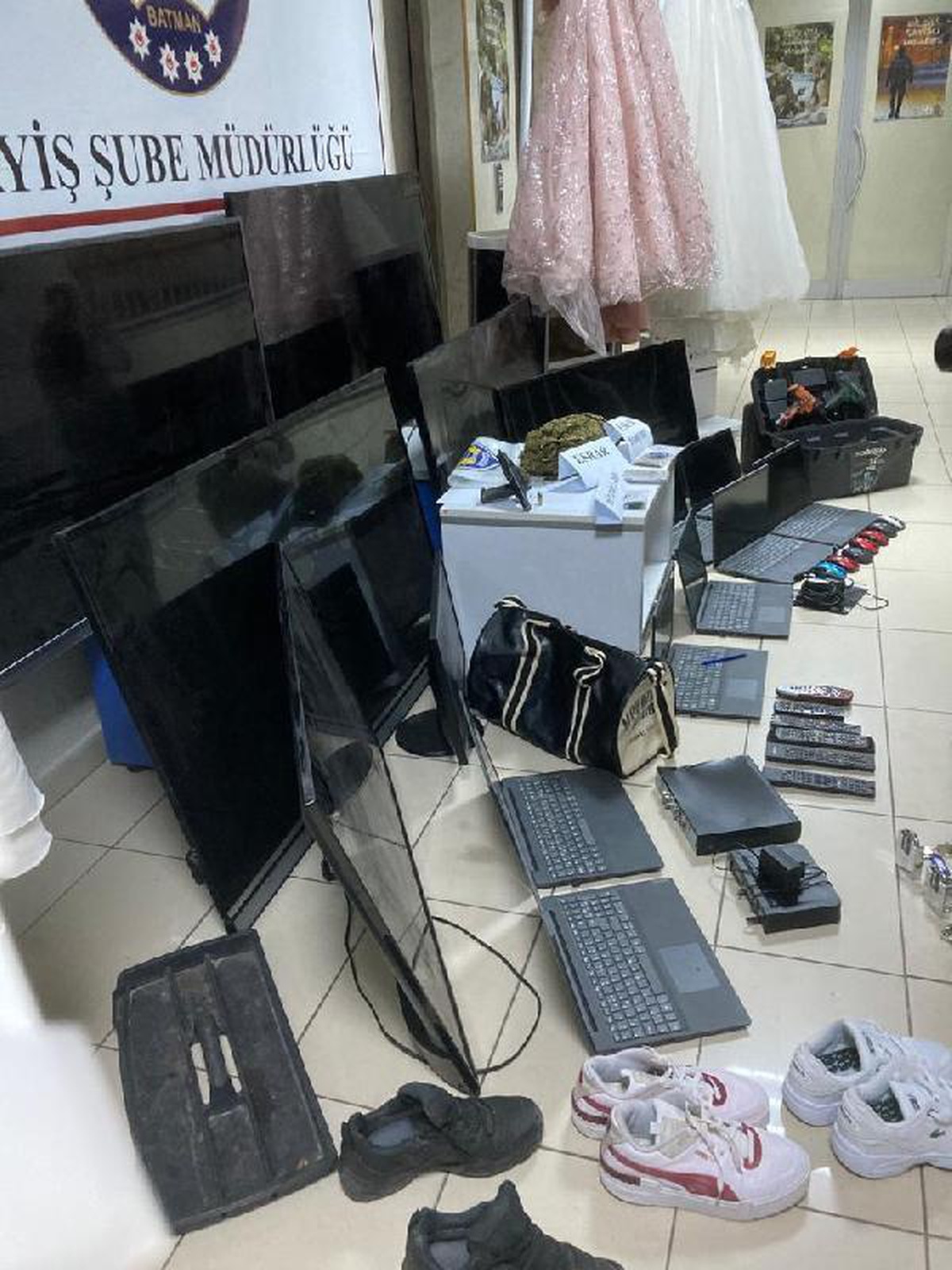İş yerlerinden bilgisayar ve televizyon çalan 2 şüpheli yakalandı