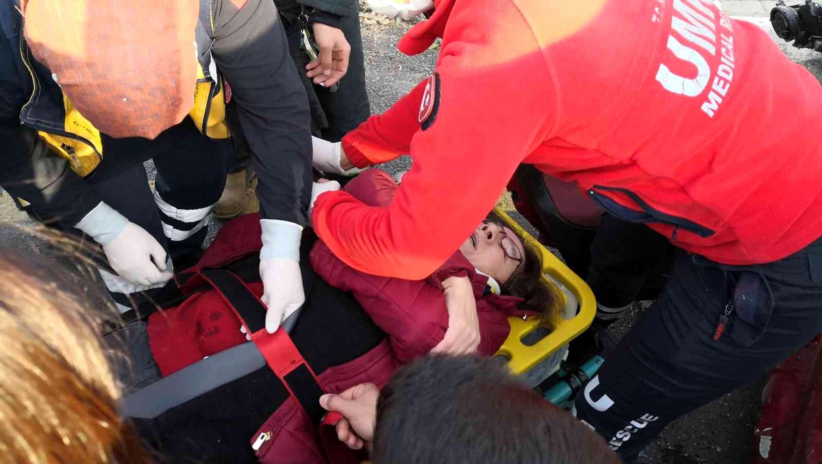 Kamyonet ile otomobil çarpıştı: 1 yaralı