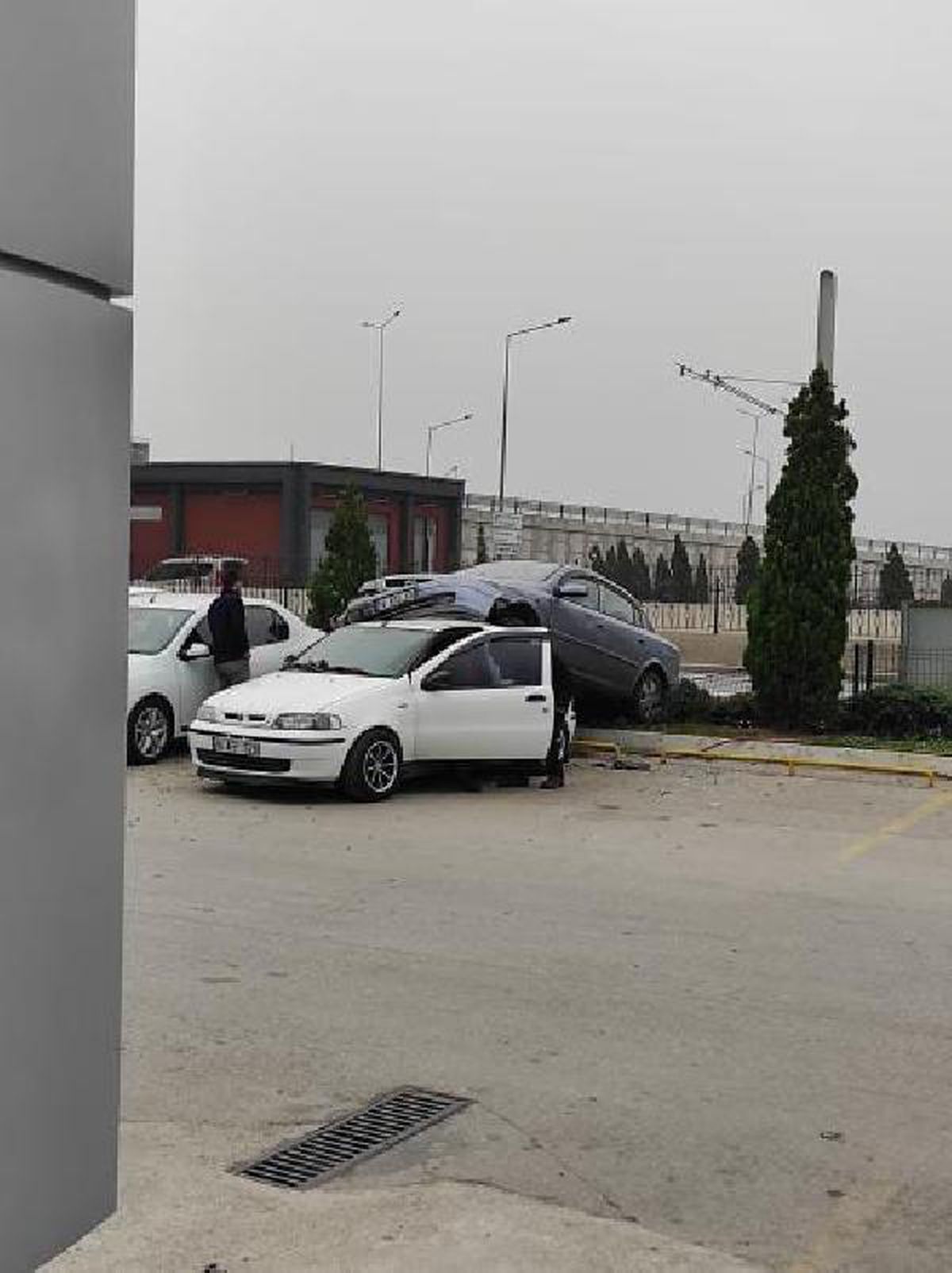 Kazada savrulan otomobil, park halindeki aracın üstüne çıktı