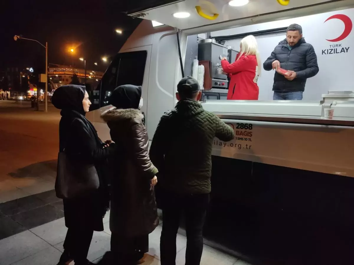 Kızılay, Düzce\'deki depremin ardından evlerine girmekte tereddüt eden vatandaşlara kumanya dağıttı