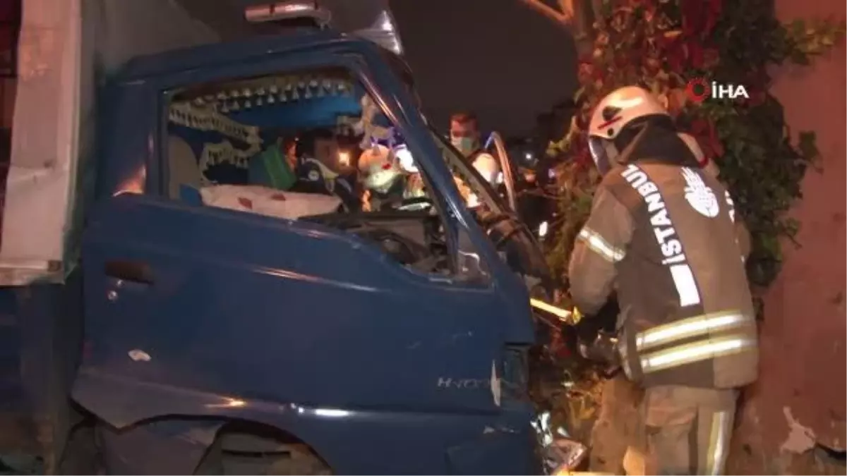 Kontrolden çıkıp duvara çarptı, sıkıştığı yerden çıkarılınca ellerini açarak dua etti