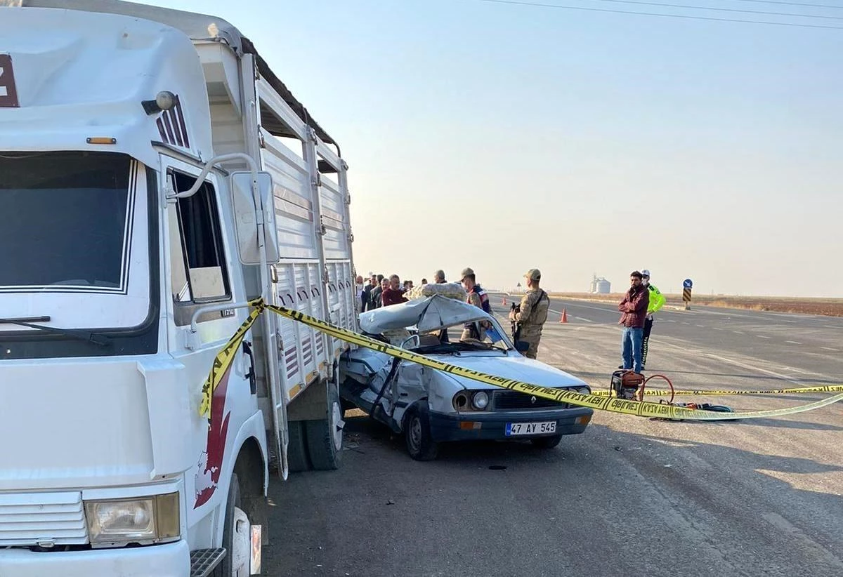 Mardin\'de otomobil park halindeki patates yüklü kamyonetin altına girdi: Baba ve oğlu can verdi