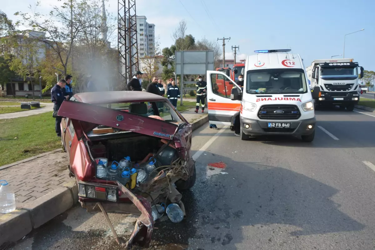 Ordu\'da tırın çarptığı otomobildeki iki kişi yaralandı